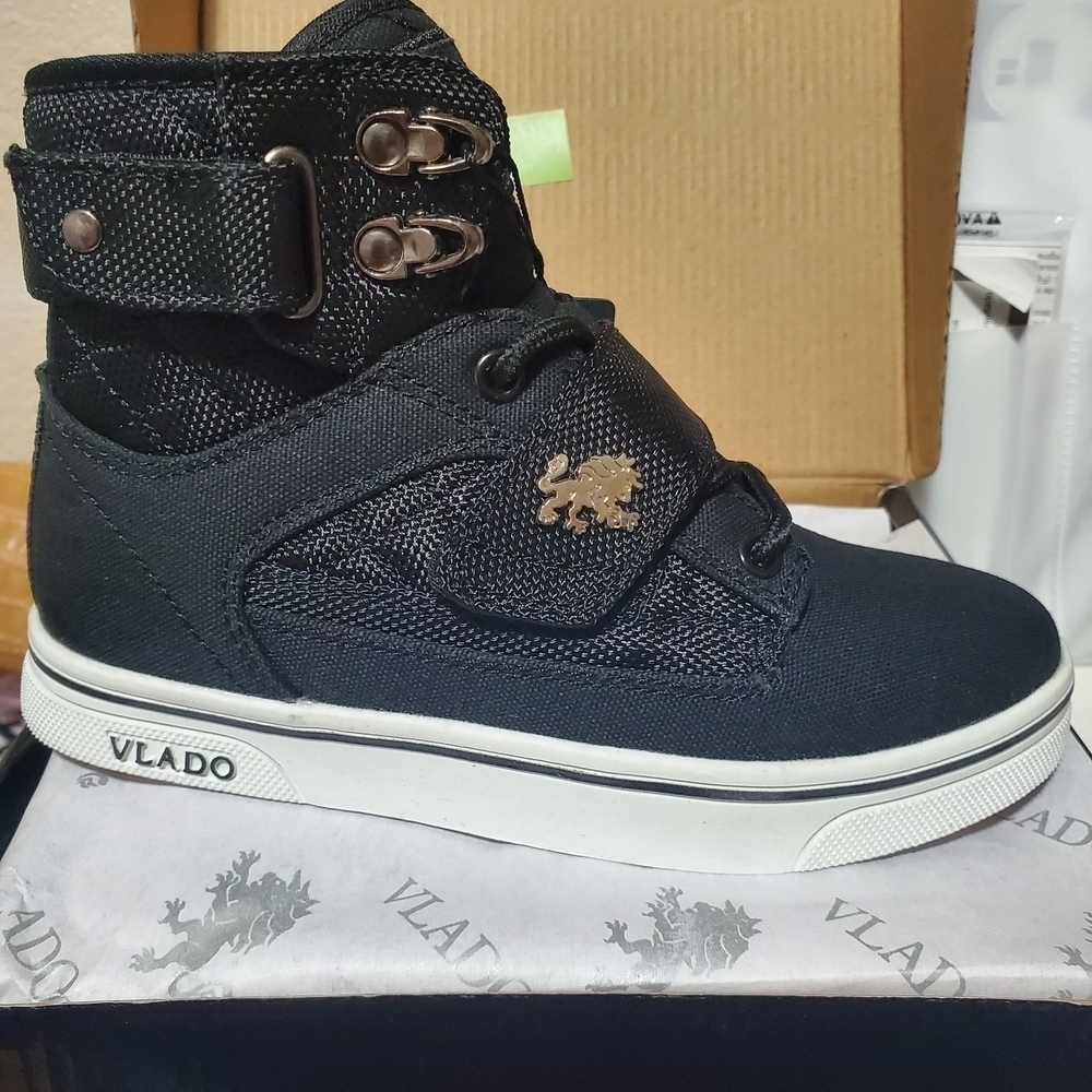 Atlas II Black and White Sneakers